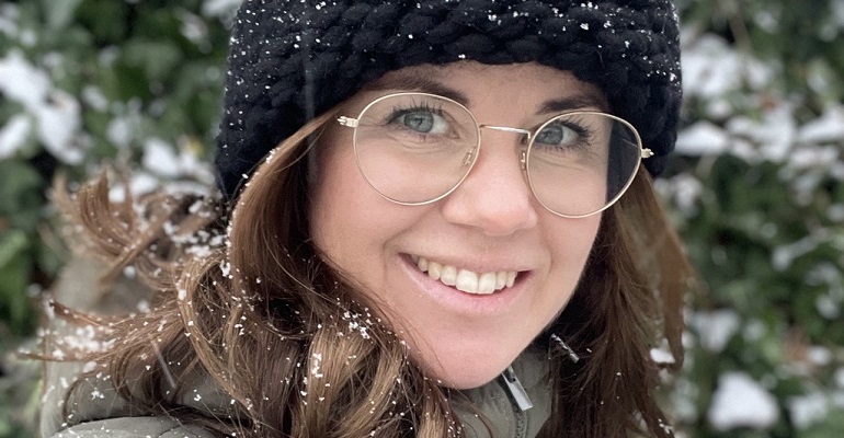 Närbild på läraren AnneSophie Bard som tittar in kameran.