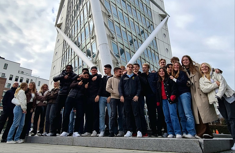 Teknikelever framför Turning Torso.