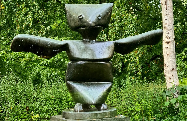 Staty föreställandes en fågel.