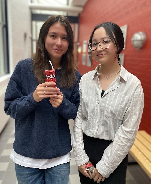 Två elever som ler mot kameran.